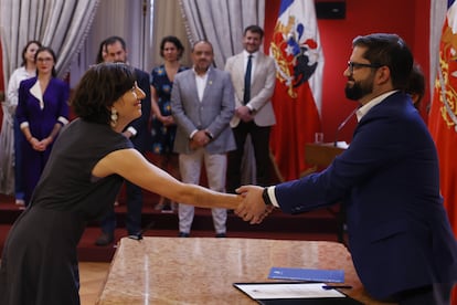 El presidente de Chile, Gabriel Boric (d), estrecha la mano de Aisén Etcheverry durante su nombramiento como nueva ministra de Ciencias y Tecnología.