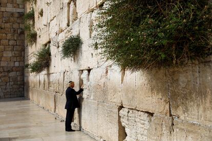 Donald Trump junto al Muro de las Lamentaciones, en la ciudad vieja de Jerusalén, el 22 de mayo de 2017.