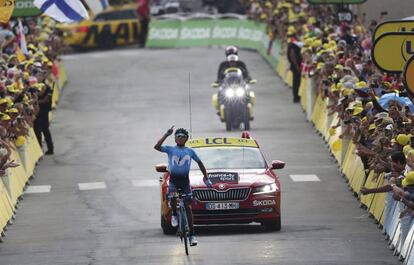 Nairo Quintana entra vencedor en la meta de Valloire.