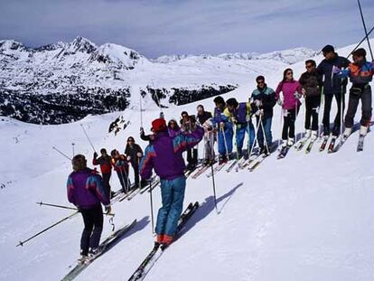 Un grupo de esquiadores reunidos antes de deslizarse por las pistas de la estación de Grau Roig, uno de los sectores de la estación de Grandvalira (Andorra).