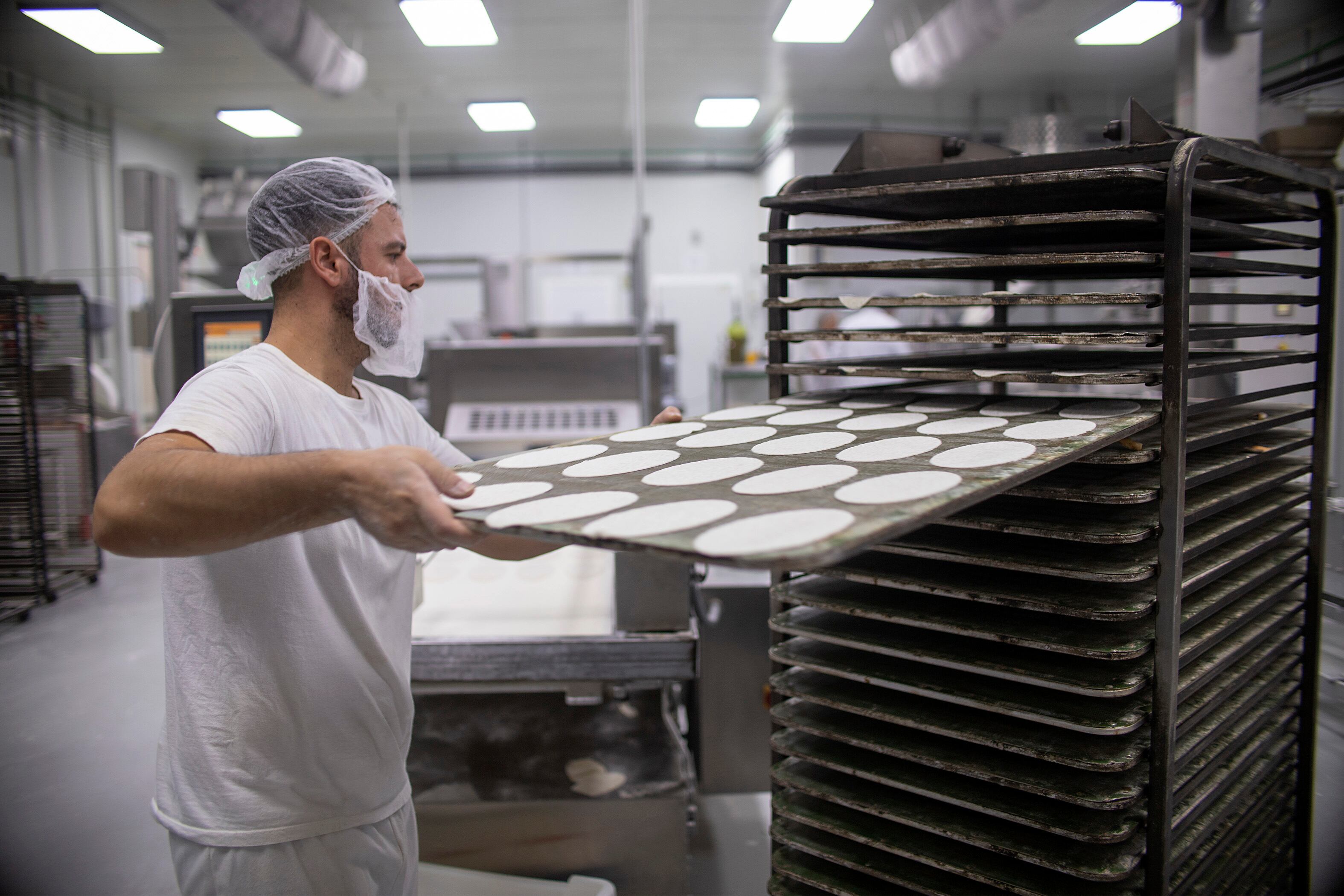 Imagen de un trabajador de la empresa panadera y de picos de pan Obando, en la localidad sevillana de Utrera.