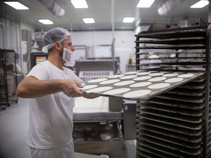 Un trabajador de la panadería Obando, en Utrera (Sevilla).