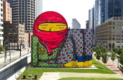 El mural de los artistas Os Gemeos, en Dewey Square.