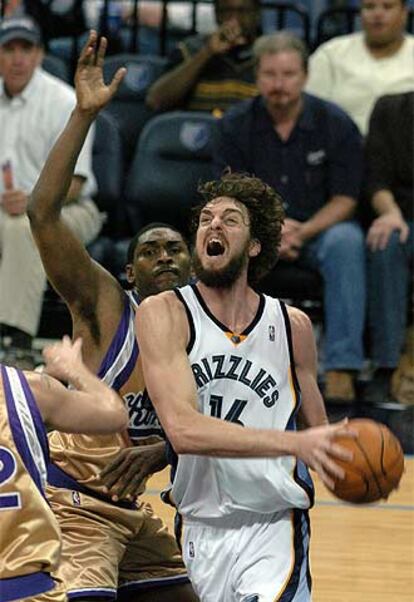 Pau Gasol entra a canasta en un partido ante los Sacramento Kings.