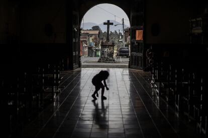 Una ni?a juega en la entrada de la iglesia de Cocucho, que tambin est decorada con esplndidos artesonados policromados.