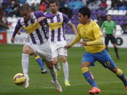 Araujo presiona a Pe&ntilde;a, del Valladolid. 