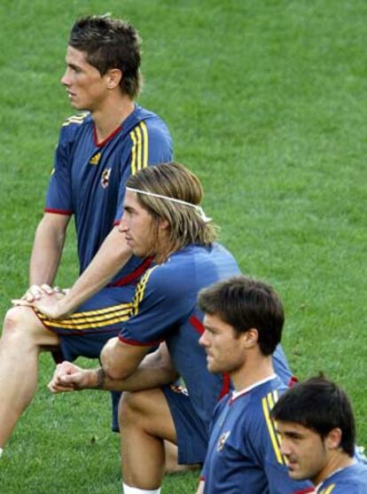 Los jugadores de selección española Torres, Ramos, Xabi Alonso y Villa, durante el entrenamiento que realizaron en el estadio de la Copa del Mundo de la FIFA de Hannover.