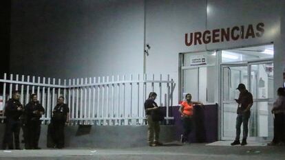Policías y civiles esperan fuera de un hospital en Cuernavaca, Morelos, este 29 de abril.