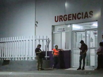 Police and civilians wait outside a hospital in Cuernavaca, Morelos, on April 29.