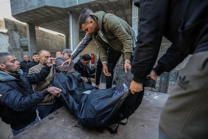 Residentes de Gaza cargan el cuerpo de una persona fallecida en un ataque israelí en Rafah, en el sur de Gaza.