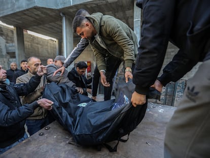 Residentes de Gaza cargan el cuerpo de una persona fallecida en un ataque israelí en Rafah, en el sur de Gaza.