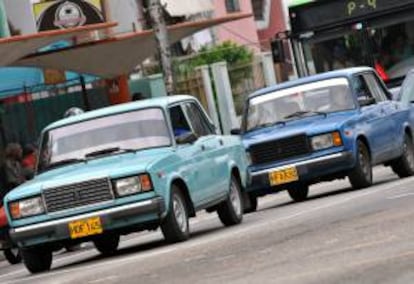 En 2011 un decreto gubernamental puso fin a medio siglo de prohibiciones y límites para las transacciones de vehículos al autorizar a los cubanos y extranjeros residentes en la isla la compra y venta de automóviles a título particular. EFE/Archivo