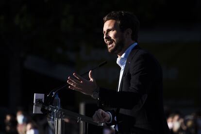 El presidente del PP, Pablo Casado, en el acto de pegada de carteles en la campaña de las elecciones madrileñas, el pasado sábado.