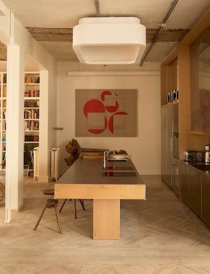 La cocina en acero inoxidable y roble fue diseñada por Artificio siguiendo las indicaciones del arquitecto Albistur, que quiso colar con ella el siglo XXI en el palacio del siglo XIX. También se ocupó él mismo de diseñar la gran lámpara de yeso que ilumina el espacio.