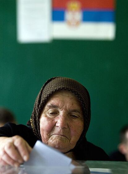 Una serbia deposita su voto en  la localidad kosovar de Gracanica.