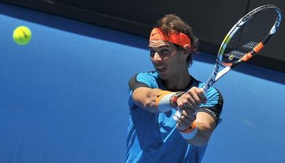 Nadal se entrena en Melbourne.
