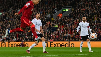 Firmino marca el segundo gol del Liverpool al Benfica.
