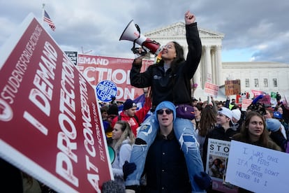 Manifestantes contra el aborto participan en la Marcha por la Vida frente a la sede del Tribunal Supremo de EEUU este viernes