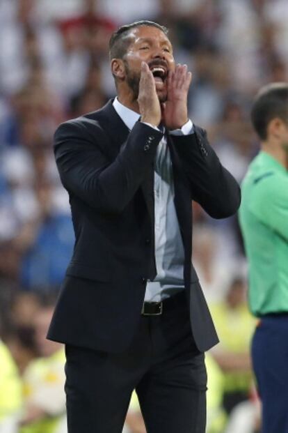 Simeone, durante el partido en el Bernabéu.