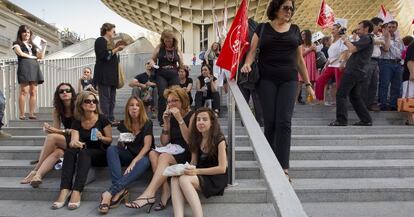 Un grupo de empleadas públicas del Ayuntamiento desayuna en la Plaza de la Encarnación de Sevilla.