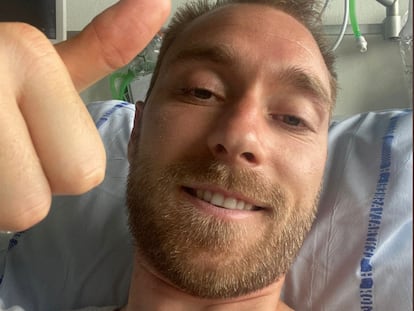 El jugador danés Christian Eriksen enseña el pulgar hacia arriba el pasado martes en el hospital en Copenhague (Dinamarca).