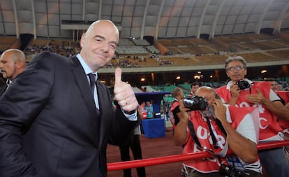 El presidente de la FIFA Gianni Infantino durante su visita al estadio de Bari.