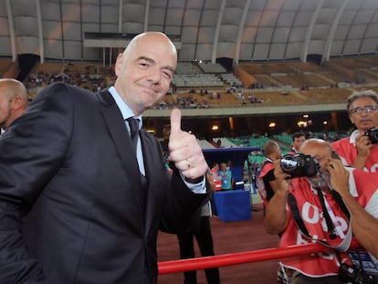 El presidente de la FIFA Gianni Infantino durante su visita al estadio de Bari.