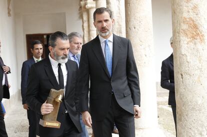 Don Felipe, acompañado del actor Antonio Banderas tras hacerle entrega del galardón Camino Real en la Universidad de Alcalá de Henares (Madrid) el 26 de abril de 2017.