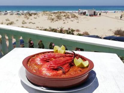 Arroz con carabineros frente al mar.