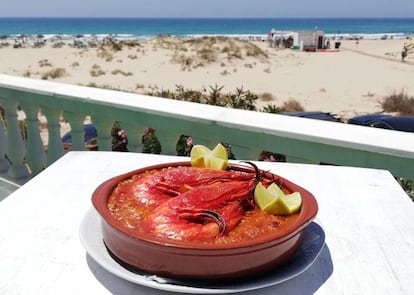 Arroz con carabineros frente al mar.