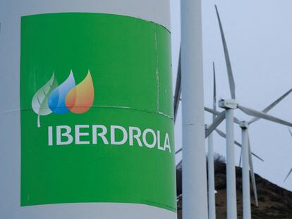El logotipo de la empresa en las turbinas eólicas en el Monte Oiz, cerca de Durango, España.