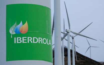 Logo de Iberdrola, en un aerogenerador cerca de Durango.