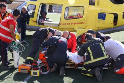 Traslado de uno de los heridos por el escape de gas propano ayer en un hotel de Mogán, en Gran Canaria.