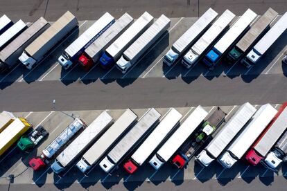 Vista aérea de las hileras de camiones aparcados en Mlyny (Polonia). El tiempo de espera en Polonia para obtener la autorización para cruzar la frontera con Ucrania es de unas 27 horas.