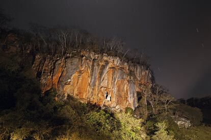 Visão noturna da caverna que abriga o sítio arqueológico da Lapa do Santo, na região de Lagoa Santo. O local, um dos mais preservados do país, é um cemitério em que foram encontrados 39 sepultamentos, além de pinturas rupestres, ossos de animais e artefatos. Atualmente, os pesquisadores André Strauss e Rodrigo de Oliveira desenvolvem projetos voltados para estudo de práticas mortuárias e compreensão dos modos de vida dos povos que ali habitavam