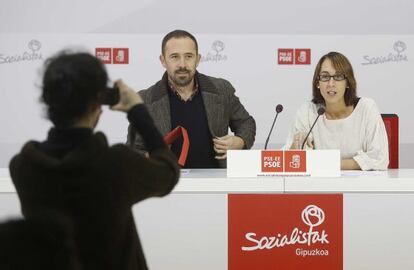 Denis Itxaso y Natalia Rojo ofrecen una rueda de prensa en la sede del PSE de Gipuzkoa.