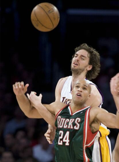 Richard Jefferson, de los Bucks de Milwaukee, le roba el balón a Pau Gasol, de los Lakers.