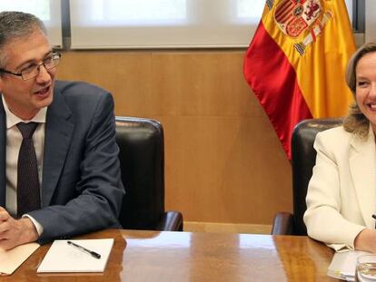 Pablo Hernández de Cos, gobernador del Banco de España, y Nadia Calviño, ministra de Economía.