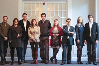 Nueve dirigentes de la joven generación del PSOE. Desde la izquierda, César Luena, Laura Seara, Óscar López, Susana Díaz, Eduardo Madina,
Leire Pajín, Emiliano García-Page, Pilar Alegría y Juan Moscoso.