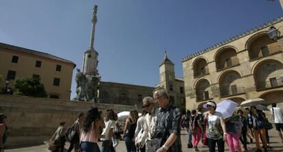 Turistas pasean ante el Triunfo de San Rafael, en C&oacute;rdoba.