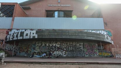 Estado de abandono del Teatro de Madrid, de competencia municipal, en el barrio del Pilar.
