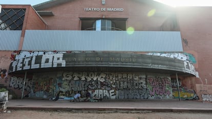 Estado de abandono del Teatro de Madrid, de competencia municipal, en el barrio del Pilar.