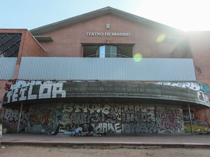 Estado de abandono del Teatro de Madrid, de competencia municipal, en el barrio del Pilar.