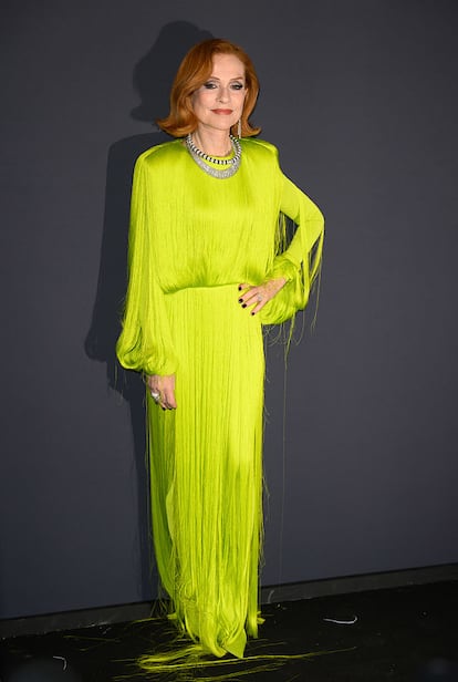 Esa misma tarde no había querido faltar al estreno del día en el Festival, 'La femme la plus riche du monde', al que asistió con un vestido flúor de Balenciaga.