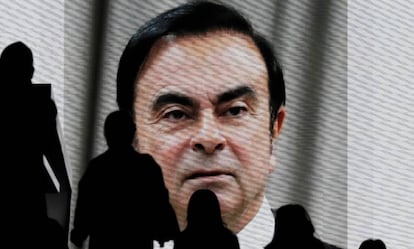 Una pantalla muestra una noticia sobre Carlos Ghosn.