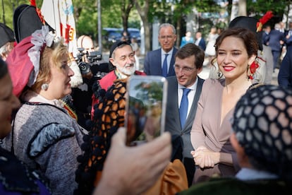 Isabel Díaz Ayuso, junto al alcalde de Madrid, José Luis Martínez-Almeida, saluda a los madrileños que se han congregado en el cementerio de la Florida.