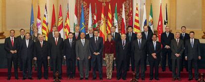 Foto de familia de la última Conferencia de Presidentes autonómicos, con Zapatero y De la Vega en el centro, en enero de 2007.