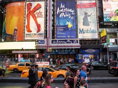 Vista de Times Square, con anuncios de 'Kinky Boots', 'Un americano en París' y 'Matilda'.