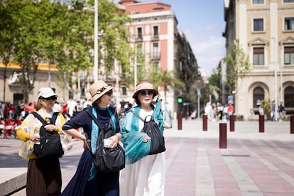Turistas en la zona de la Rambla de Mar (Barcelona), el pasado 24 de abril.