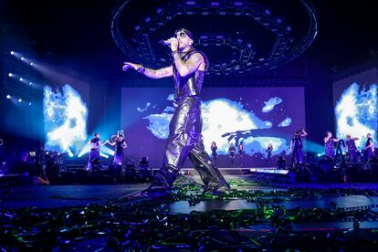 Rauw Alejandro durante el concierto en el Sant Jordi, este viernes, en la parada en Barcelona de su gira Saturno World Tour 2023. EFE/ Quique García